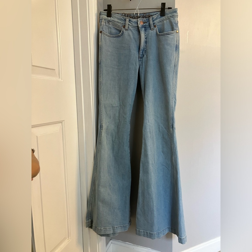 High rise trumpet flare by Wrangler 28 by 34